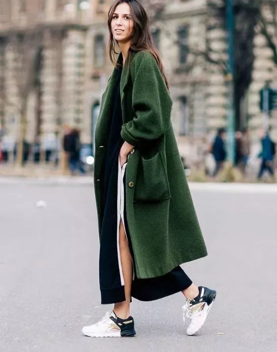 大衣不用熨烫怎么去褶皱,大衣不用洗的办法