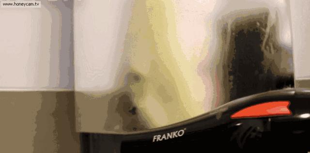 她用吹风机对着厨房墙壁吹一下，结果邻居个个都学她！