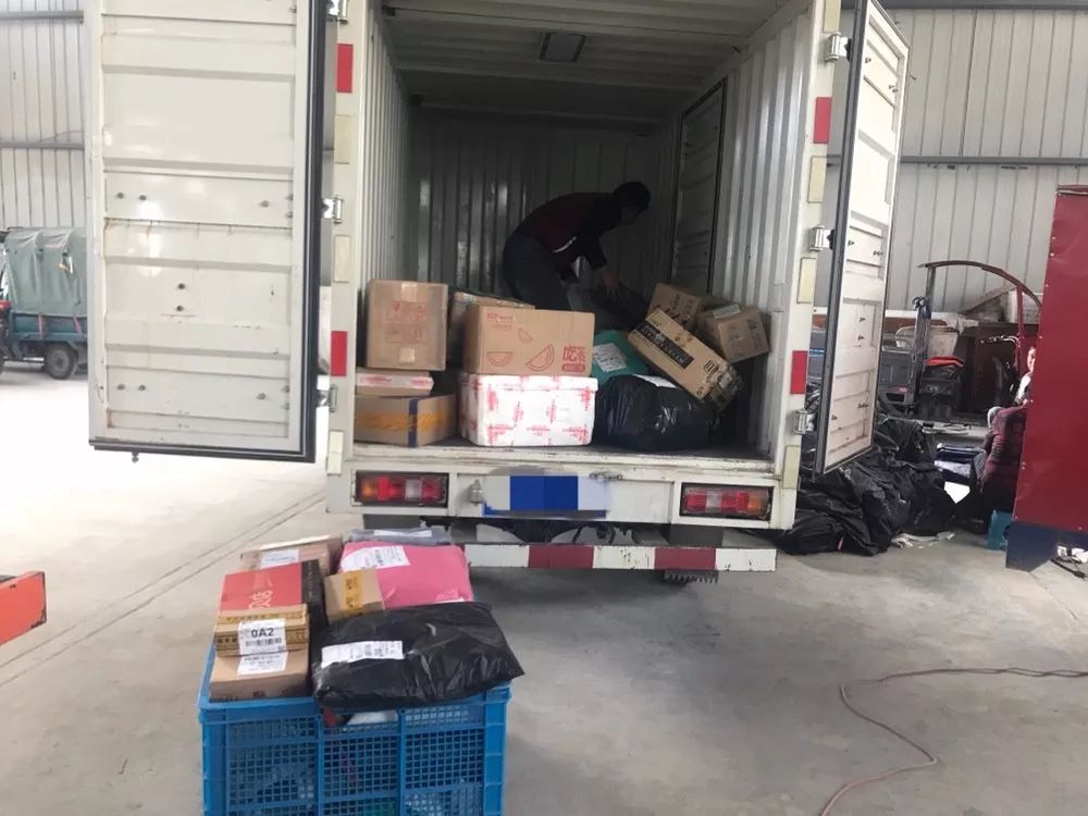 小店老板换了三台车，还买了套新房，农村网购带火这门新生意