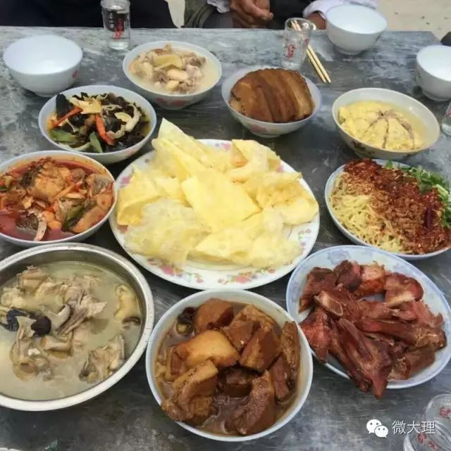 大理八大碗鱼做法,大理好吃的八大碗