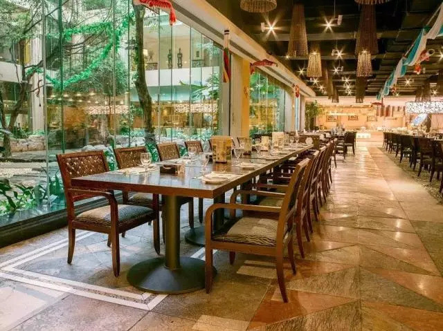 巨抵!399=2大1长隆小白虎餐厅自助午餐,边吃边睇白虎,周日不加收