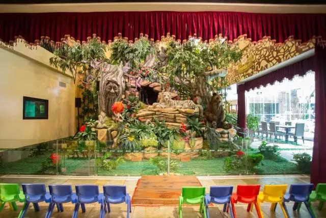 巨抵!399=2大1长隆小白虎餐厅自助午餐,边吃边睇白虎,周日不加收