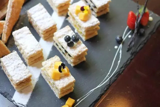 巨抵!399=2大1长隆小白虎餐厅自助午餐,边吃边睇白虎,周日不加收