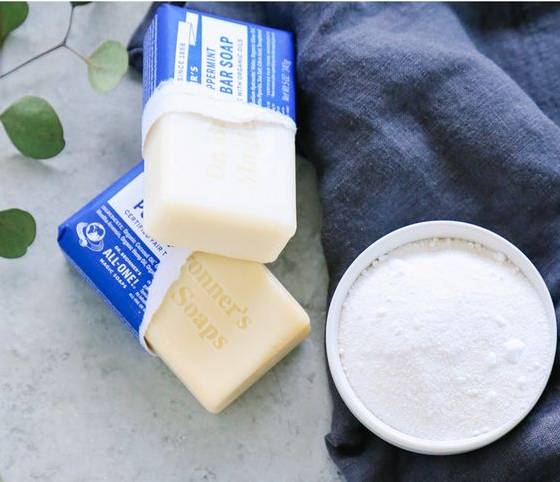 牛仔裤晒褪色发黄怎么处理,牛仔裤导致衣服变色了怎么办