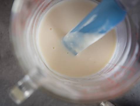 牛仔裤晒褪色发黄怎么处理,牛仔裤导致衣服变色了怎么办