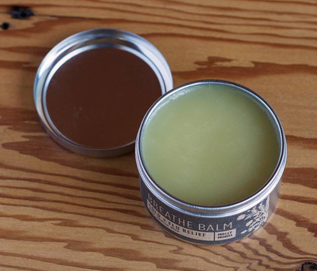 牛仔裤晒褪色发黄怎么处理,牛仔裤导致衣服变色了怎么办