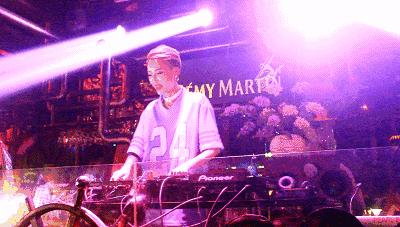 上海欢乐谷嗨翻了！50万㎡华灯齐放、圣诞市集、狂欢盛典，还能与偶像零距离接触……