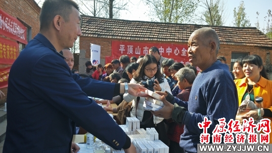 平顶山市工商湛河分局奔忙脱贫攻坚一线为村民铺架健康桥