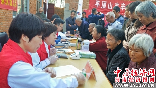 平顶山市工商湛河分局奔忙脱贫攻坚一线为村民铺架健康桥