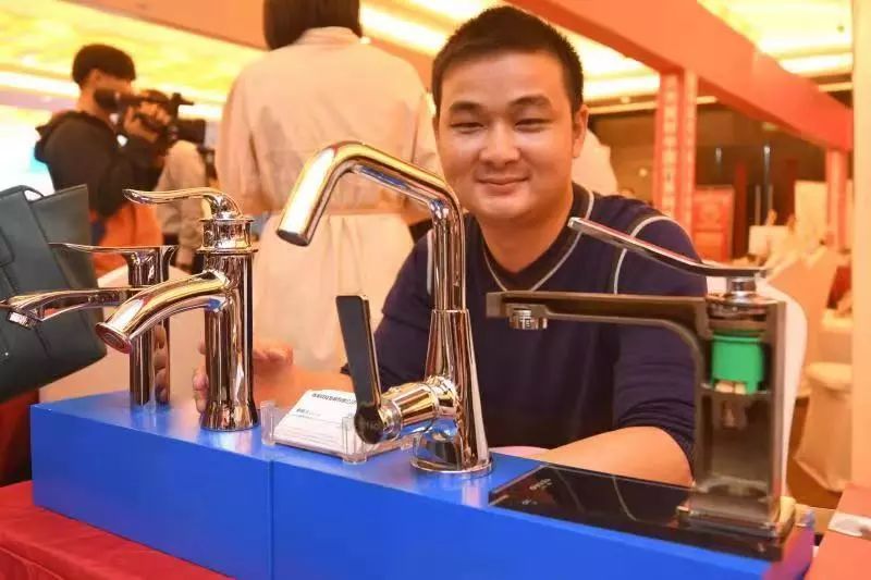 政府搭台企业唱戏下一句,政府搭台企业唱戏