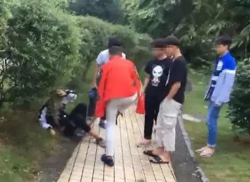 持刀砍小学生怎么处理,初中学生持刀砍人犯法吗