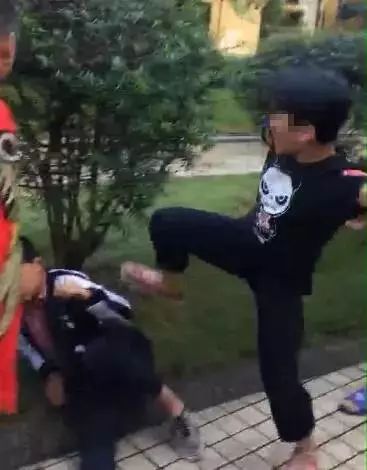 持刀砍小学生怎么处理,初中学生持刀砍人犯法吗