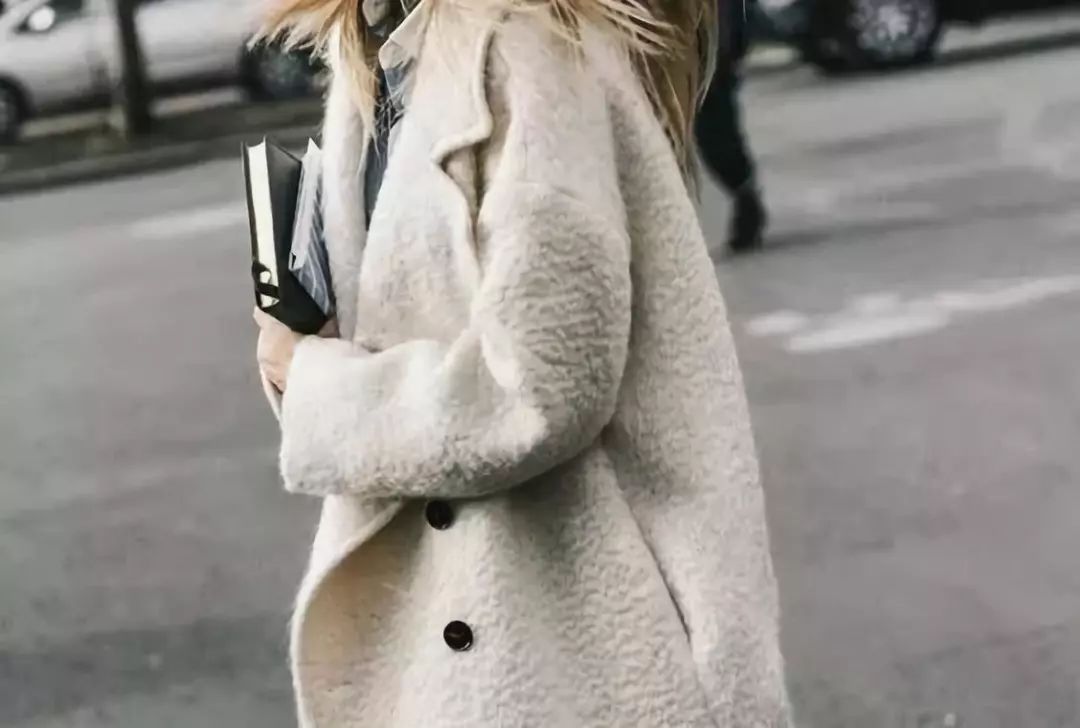 大衣不用熨烫怎么去褶皱,毛呢大衣脏了很难洗