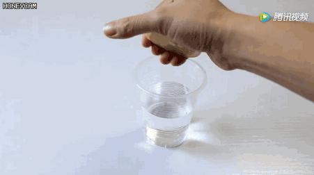 大衣不洗晒晒可以吗,大衣不用干洗两招自己搞定