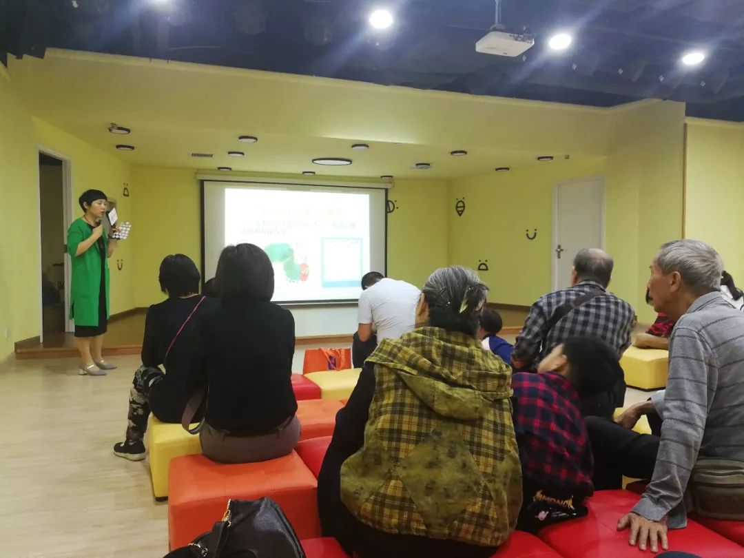 用绘本,给孩子点一盏灯——蜂蜂故事会·志愿者培训系列活动