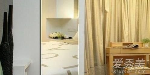 卫生间镜子对着卧室门,卧室门对着镜子怎么破