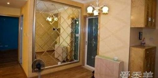 卫生间镜子对着卧室门,卧室门对着镜子怎么破