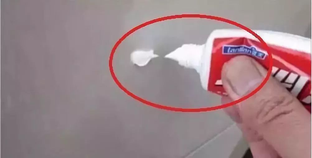 白色汽车有刮痕用什么补好,白色车有刮痕怎么补