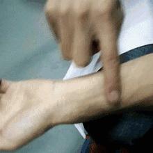 「夜听」用两个手指夹住耳朵揉15下,奇迹发生了!中医亲自演示~