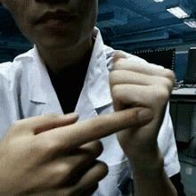 「夜听」用两个手指夹住耳朵揉15下,奇迹发生了!中医亲自演示~