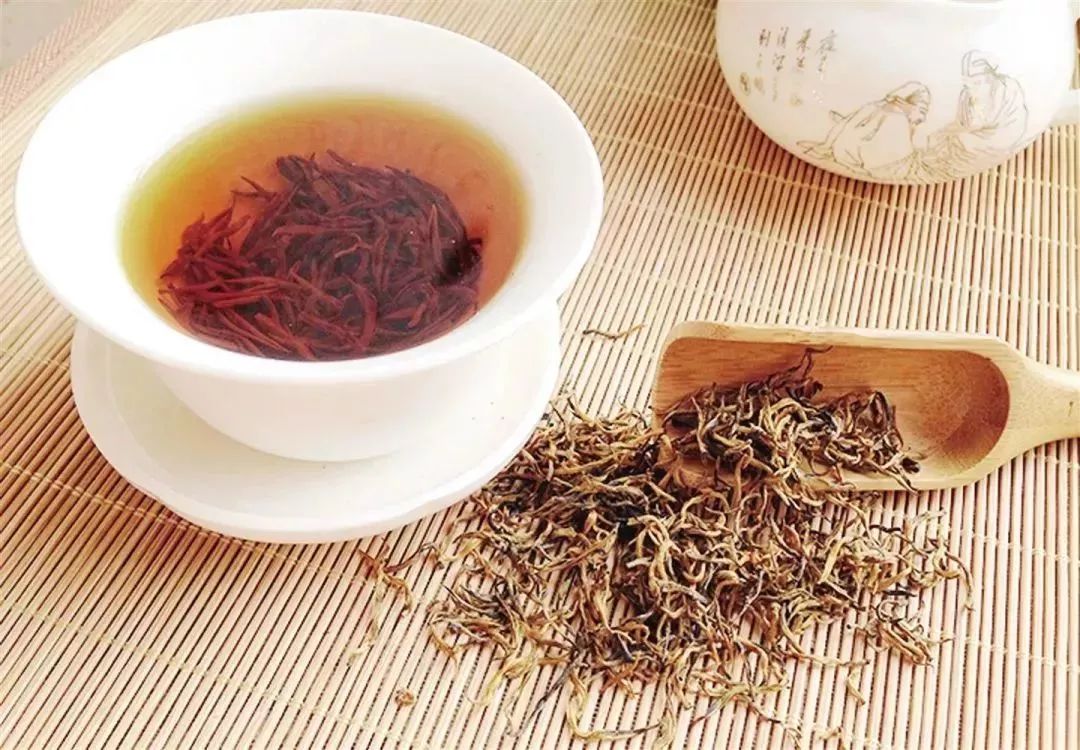 买了新衣服怎么处理才不容易掉色,新衣服第一次怎么洗能护色不掉色