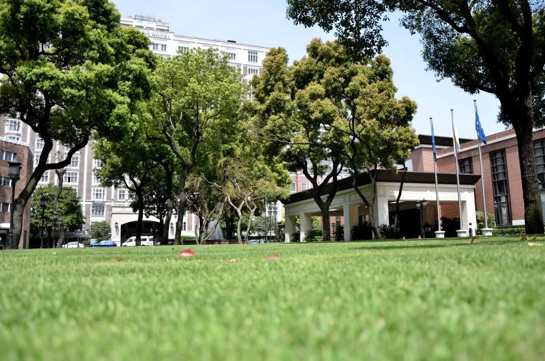 ¥138/位——80年历史！淮海路传奇花园酒店半自助午餐！海鲜刺身蟹菜畅吃，羊排乳鸽任选诚意满分！