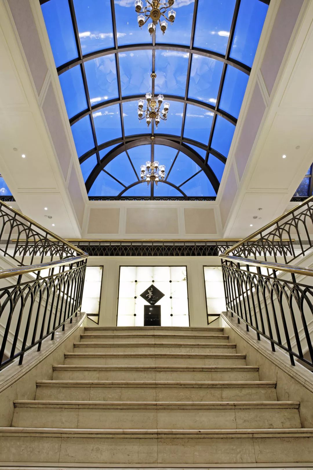 ¥138/位——80年历史！淮海路传奇花园酒店半自助午餐！海鲜刺身蟹菜畅吃，羊排乳鸽任选诚意满分！