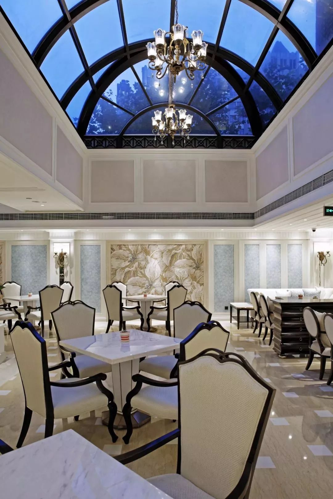 ¥138/位——80年历史！淮海路传奇花园酒店半自助午餐！海鲜刺身蟹菜畅吃，羊排乳鸽任选诚意满分！