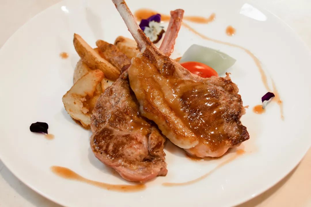 ¥138/位——80年历史！淮海路传奇花园酒店半自助午餐！海鲜刺身蟹菜畅吃，羊排乳鸽任选诚意满分！