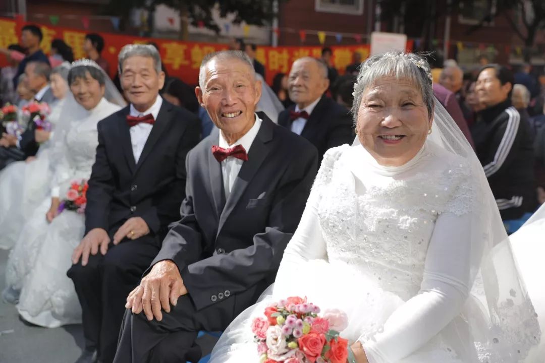 所有人奔向城市，她选择回到浦南