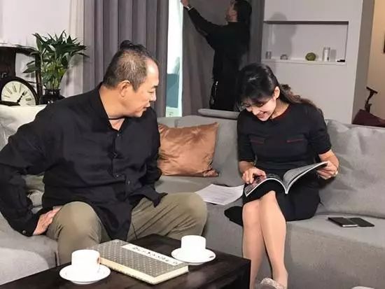 “皇阿玛”张铁林豪宅曝光,一屋子的收藏品究竟价值几何?