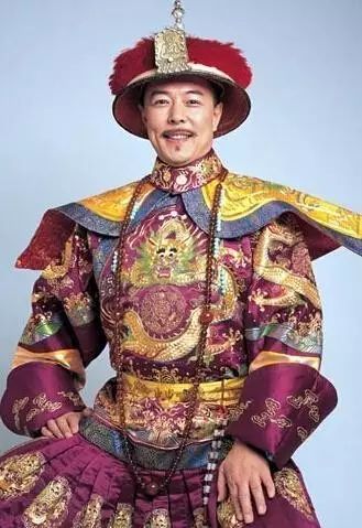 “皇阿玛”张铁林豪宅曝光,一屋子的收藏品究竟价值几何?