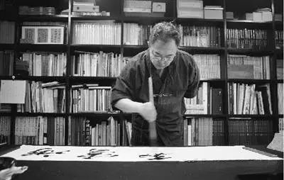 “皇阿玛”张铁林豪宅曝光,一屋子的收藏品究竟价值几何?