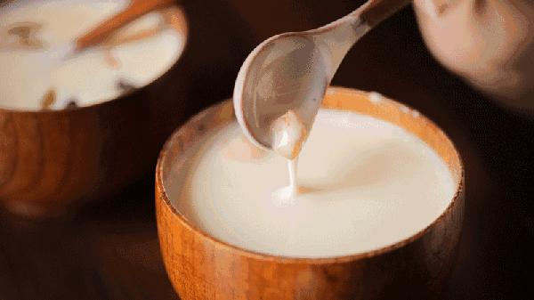 鼻头痘痘爆浆,鼻头痘痘挤出来的白色物质是什么