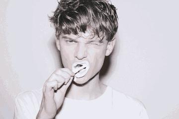 用了美白牙膏白了一颗牙,用了美白牙膏后还用清洁吗