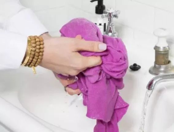 毛衣领口松垮怎么搭配,毛衣穿久了松垮怎么复原