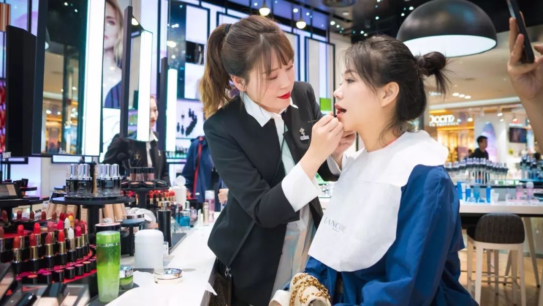 精致女人逛街需要几步,精致的女人和省钱的女人