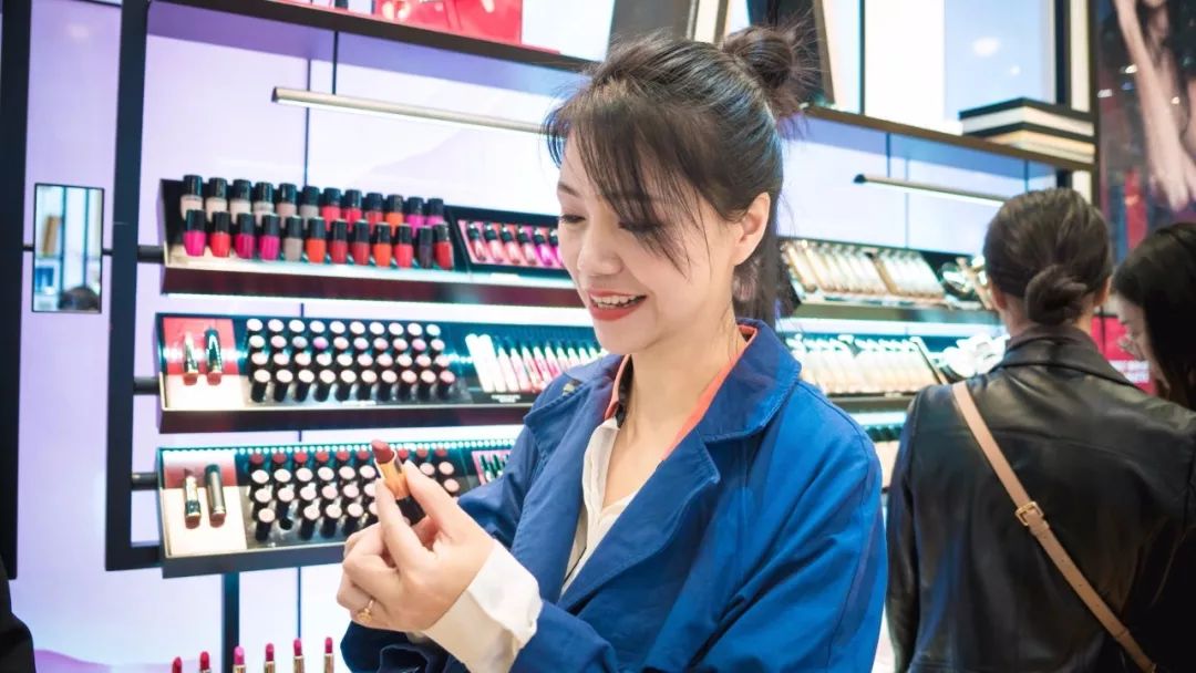 精致女人逛街需要几步,精致的女人和省钱的女人