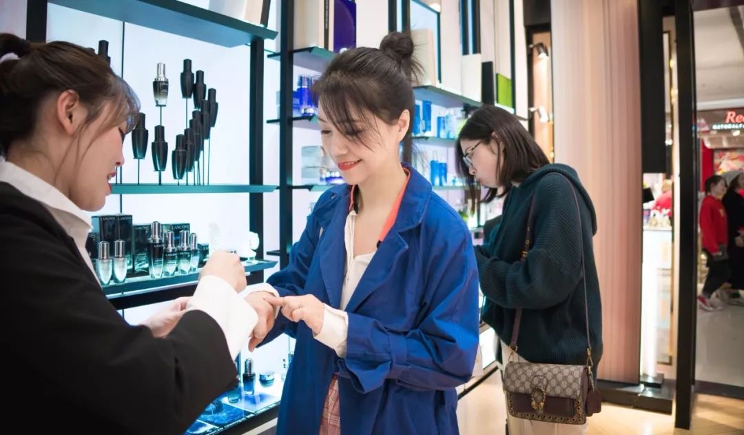 精致女人逛街需要几步,精致的女人和省钱的女人