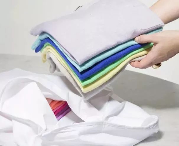 毛衣领口松垮怎么搭配,毛衣穿久了松垮怎么复原