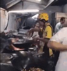 当*底卧**、做代购、救人命,外卖小哥才是隐藏在民间的高手,个个身怀绝技!