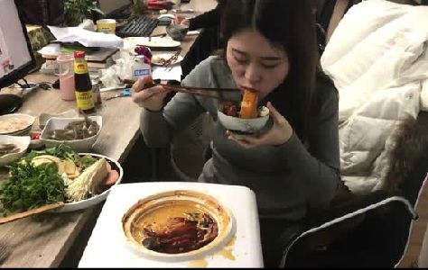 给跪了!在办公室用公司饮水机煮火锅,奇葩网红还用各种工具烹饪食物……这种脑洞大开要不得!