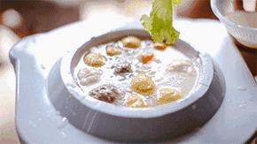 给跪了!在办公室用公司饮水机煮火锅,奇葩网红还用各种工具烹饪食物……这种脑洞大开要不得!