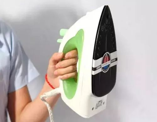 给跪了!在办公室用公司饮水机煮火锅,奇葩网红还用各种工具烹饪食物……这种脑洞大开要不得!