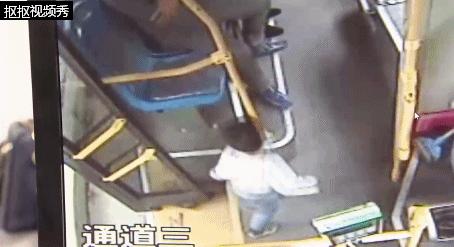 哭笑不得!两岁萌宝竟然叼着奶瓶坐公交车出走了,还认了个小兄弟