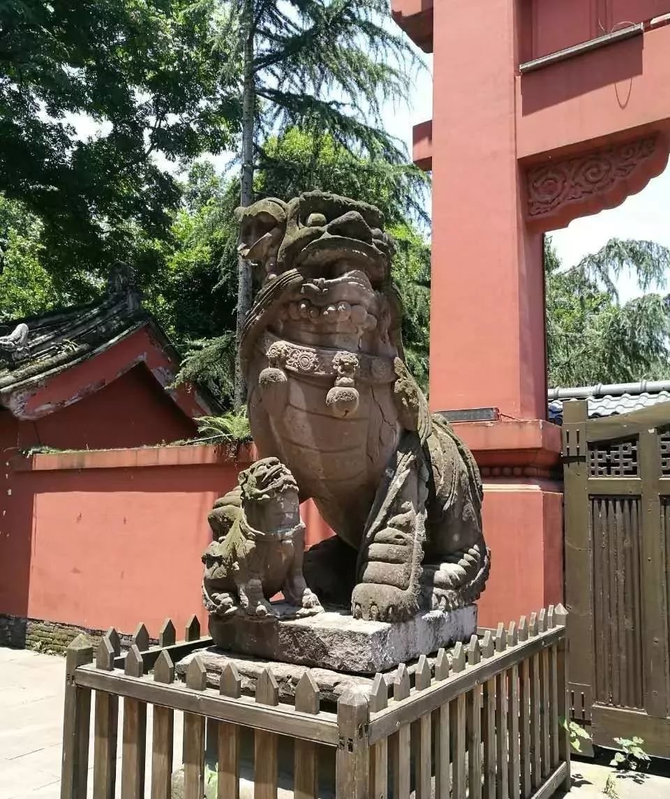 门口石狮子讲究,石狮子公母区别