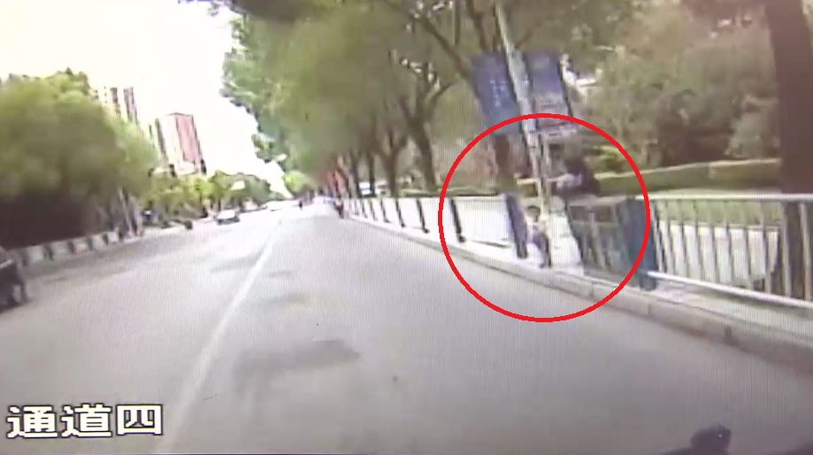 哭笑不得!两岁萌宝竟然叼着奶瓶坐公交车出走了,还认了个小兄弟