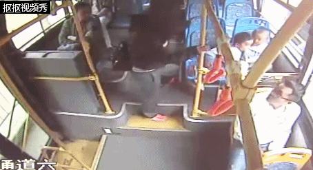 哭笑不得！两岁萌宝竟然叼着奶瓶坐公交车出走了，还认了个小兄弟