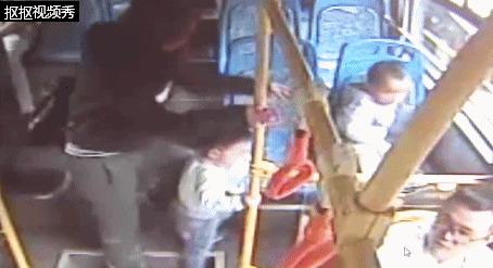 哭笑不得!两岁萌宝竟然叼着奶瓶坐公交车出走了,还认了个小兄弟