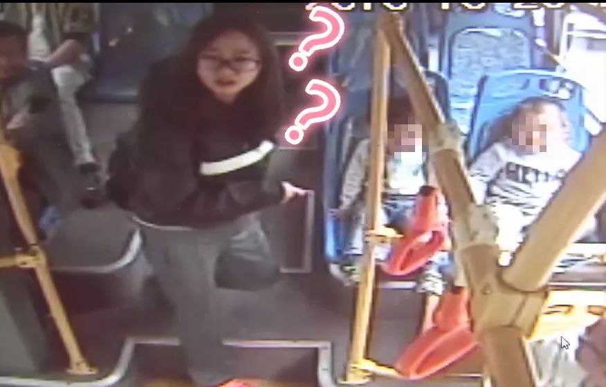 哭笑不得!两岁萌宝竟然叼着奶瓶坐公交车出走了,还认了个小兄弟